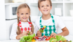 children eating nutritious snacks